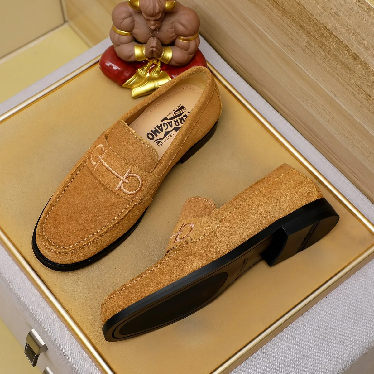 Men's shoes 💰460 🔥 Ferragamo new men's casual slip-on shoes 🇨🇳 Official website original 1:1 mold, original quality 💯 fine workmanship, high-end luxury ☘ The upper is made of imported Italian first-layer cowhide 🌴 Luxurious water dyeing 🐂 Leather lining 🍓 Rubber wear-resistant and non-slip outsole, breathable and comfortable to wear 🍍 The first choice for high-taste men, color optional! Code number 38-44 (45.46. Customized)